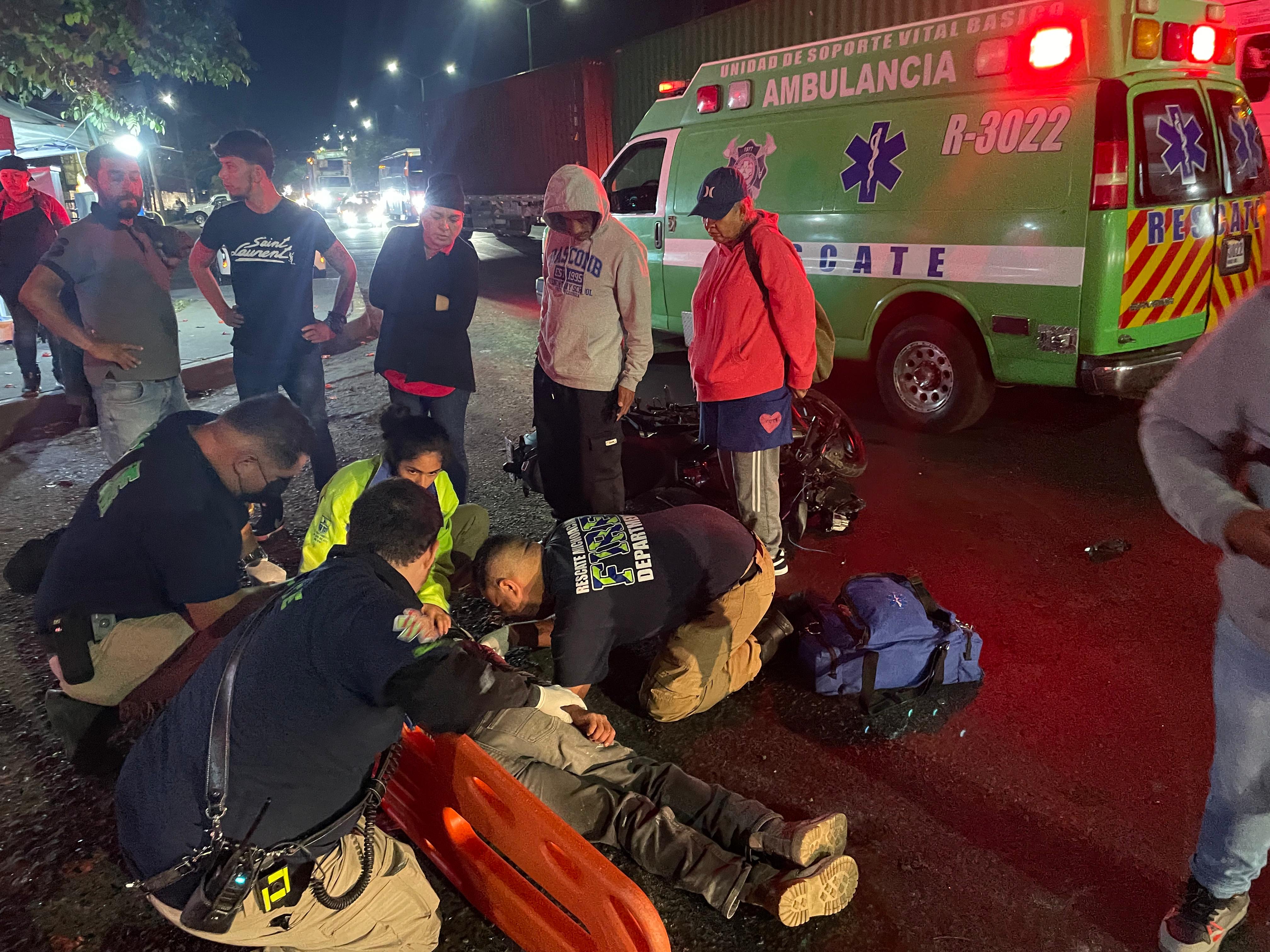 Motociclista grav3mente h3rido al ch0car contra camioneta, en Uruapan