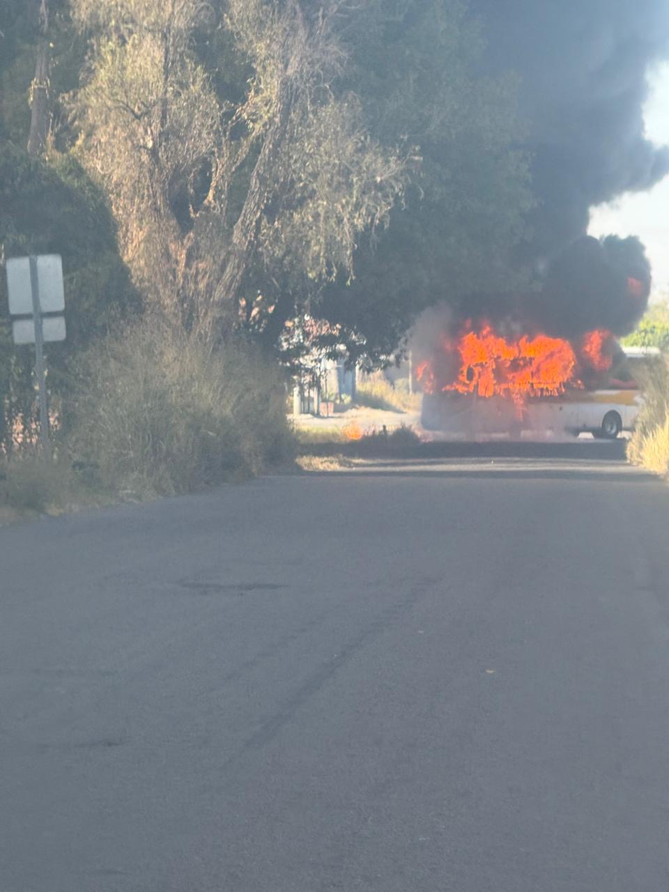 Se reportan bloqueos y quema de vehículos en carreteras de Michoacán