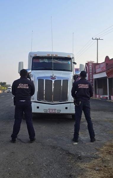 Policías de Tarímbaro recuperan tractocamión robado 