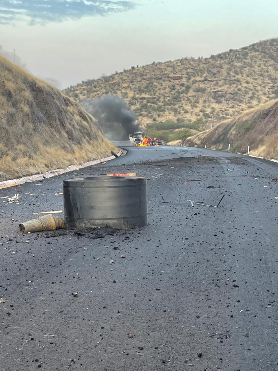 Tráiler cargado con rollos de acero se incendia tras accidente en la autopista Siglo XXI