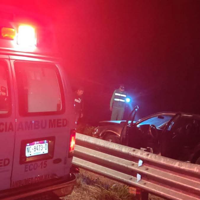 Vehículo se sale del camino en Ramal Uruapan – Siglo XXI