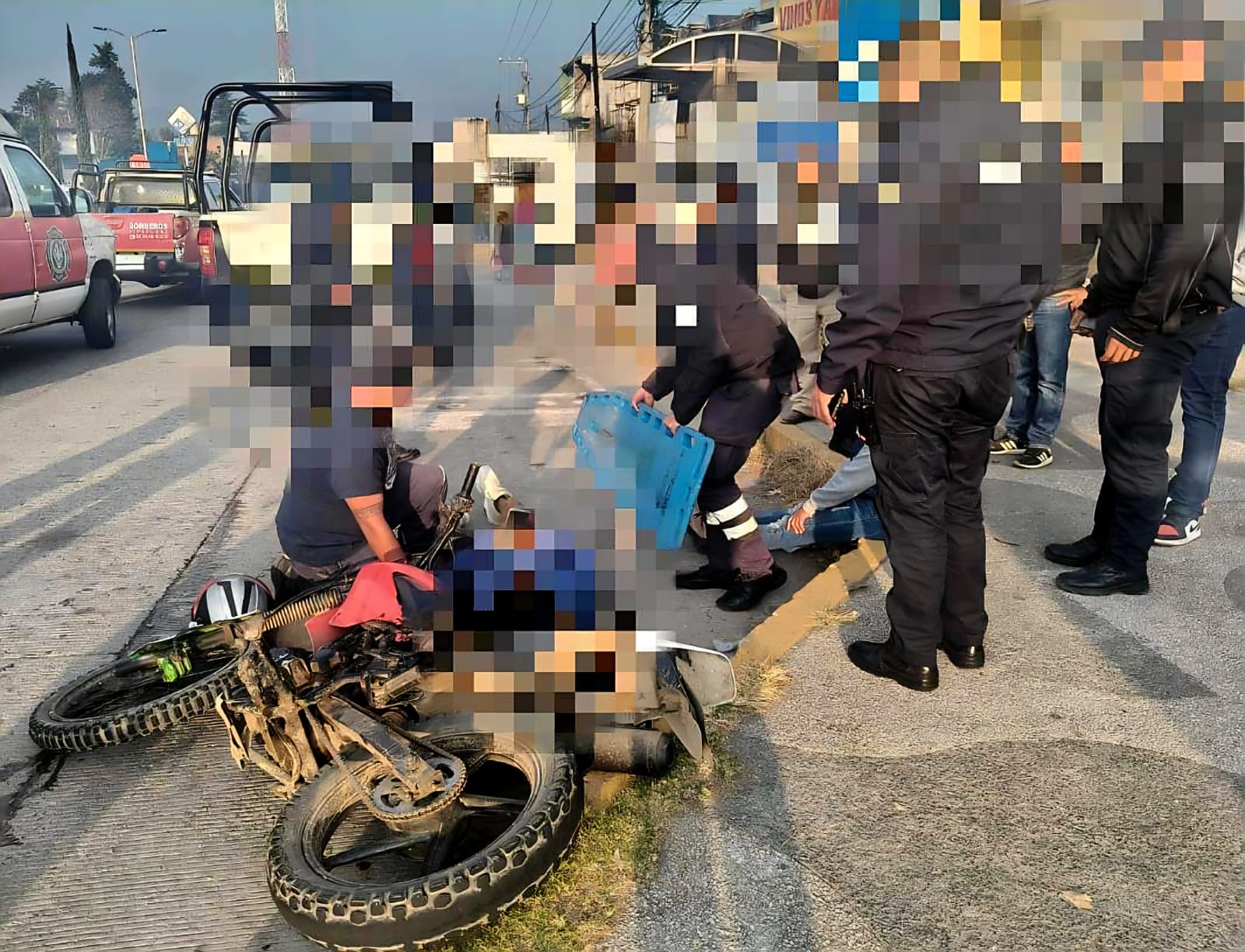 Derrape de moto deja 2 herid0s en el libramiento de Zitácuaro 