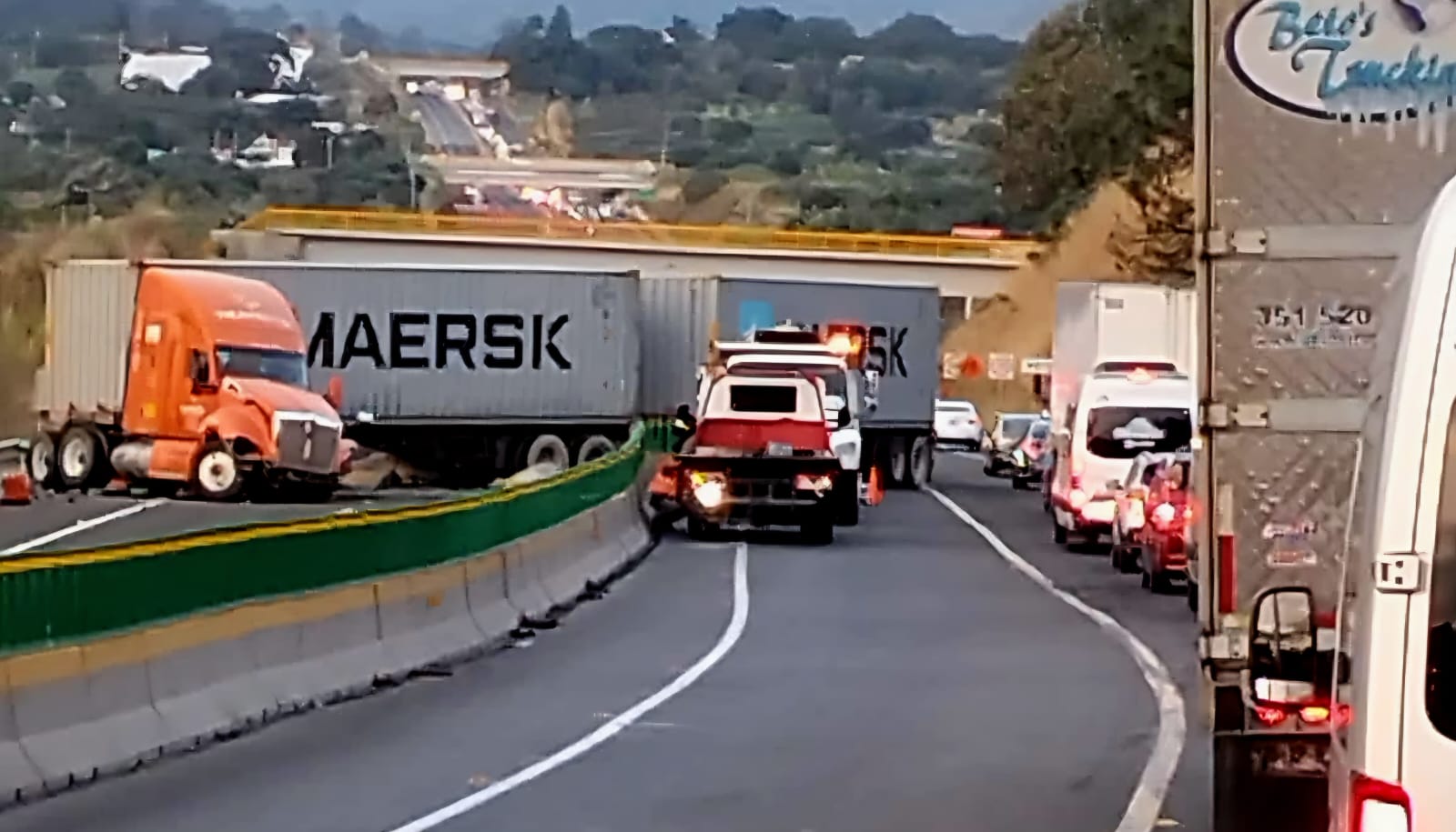 Choque múltiple genera bloqueo parcial en la autopista Siglo XXI 