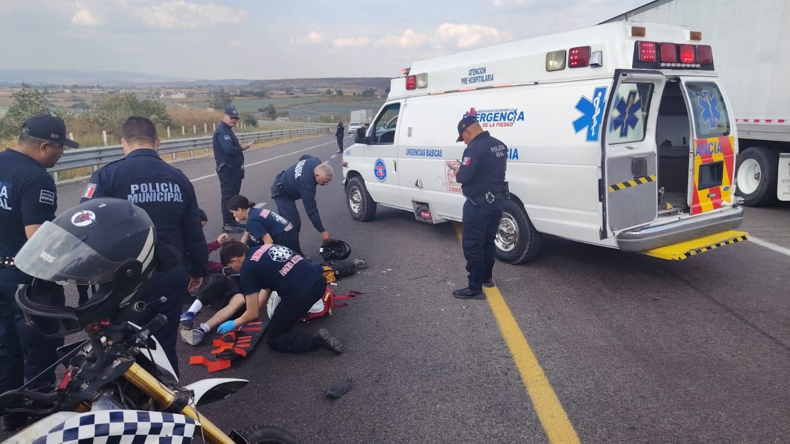 Madre e hijo resultan heridos tras derrapar en motocicleta en el Libramiento Oriente de La Piedad