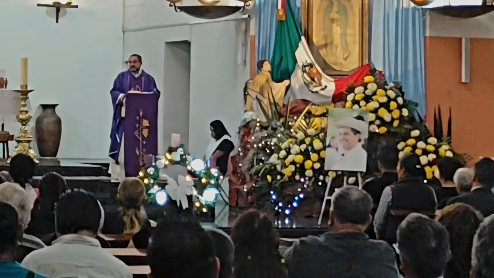 Un mes sin Carlos Manzo; la misa, el silencio y las flores entre las jardineras