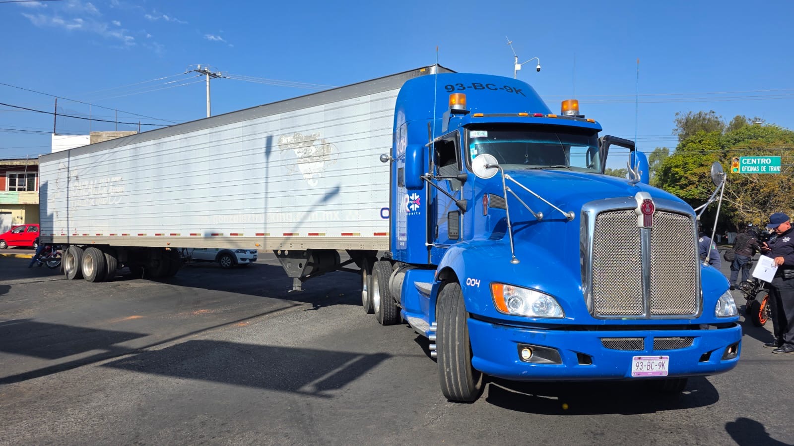 Adulto mayor resulta con algunos raspones tras ser arrollado por un tráiler