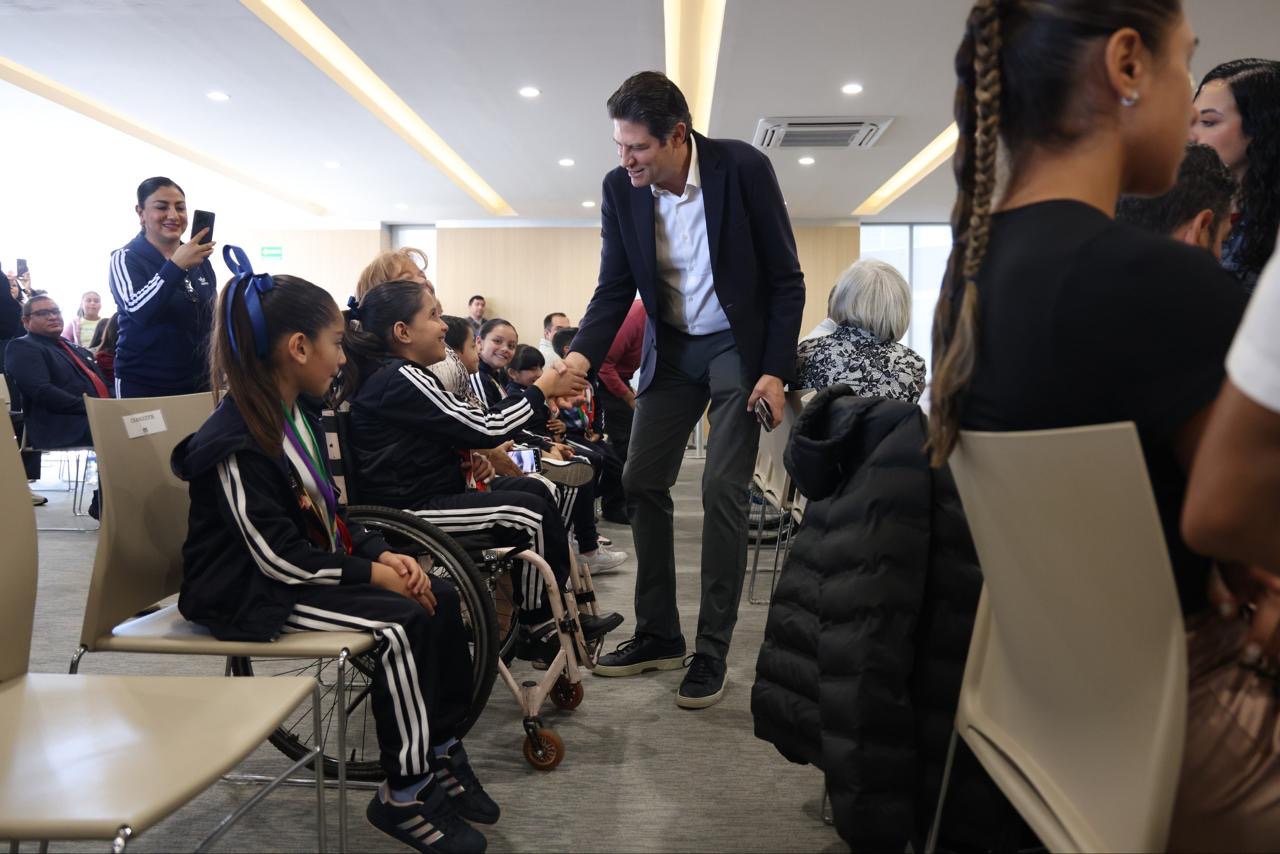 Alfonso Martínez, reconoce a deportistas morelianos