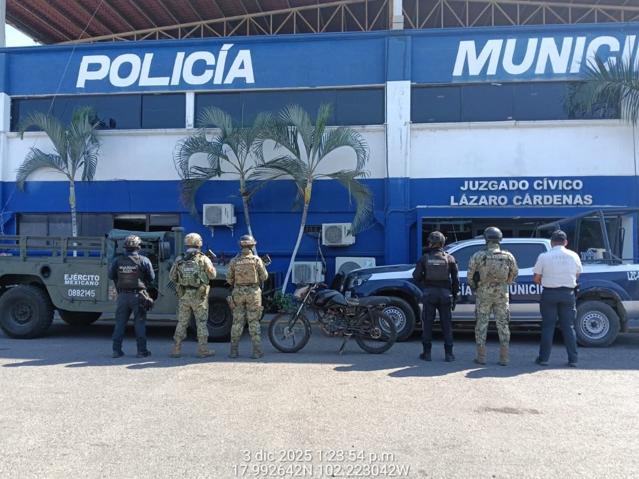 Marinos aseguran cámaras parásitas, uniformes apócrifos, cartuchos y una moto; hay detenido 