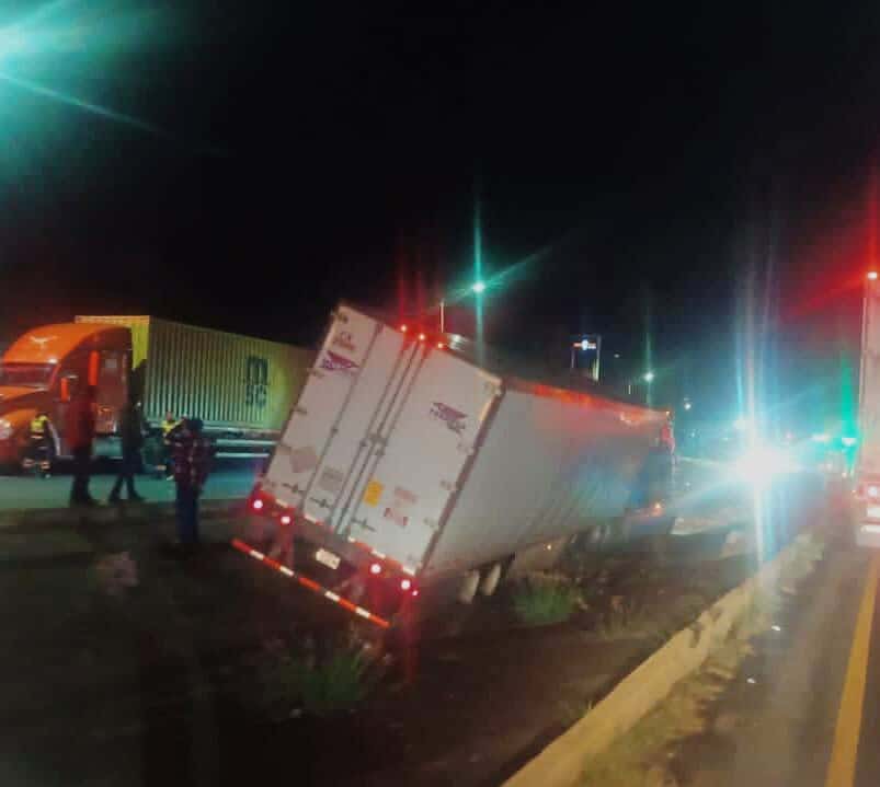 Tractocamión sin frenos cae a cuneta central de la México-Guadalajara 