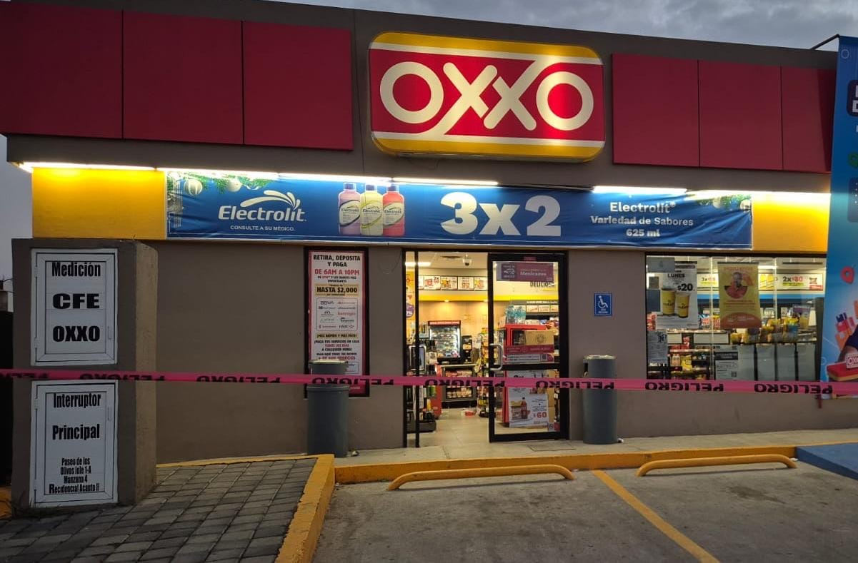 Empistolad0s bal3an empleado de tienda Oxxo, en Zamora 