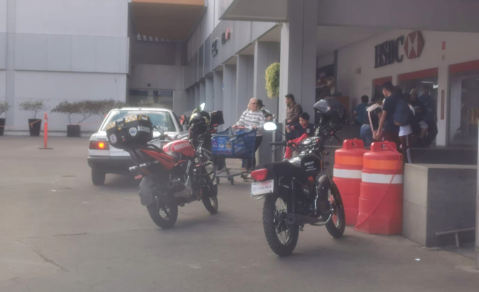 Adulto mayor fallece en baños de tienda de autoservicio en Uruapan