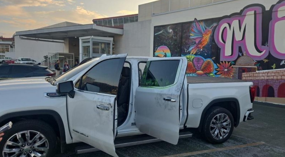 Roban rifle AR-15 y otros objetos de la camioneta del alcalde de Los Reyes, en Morelia