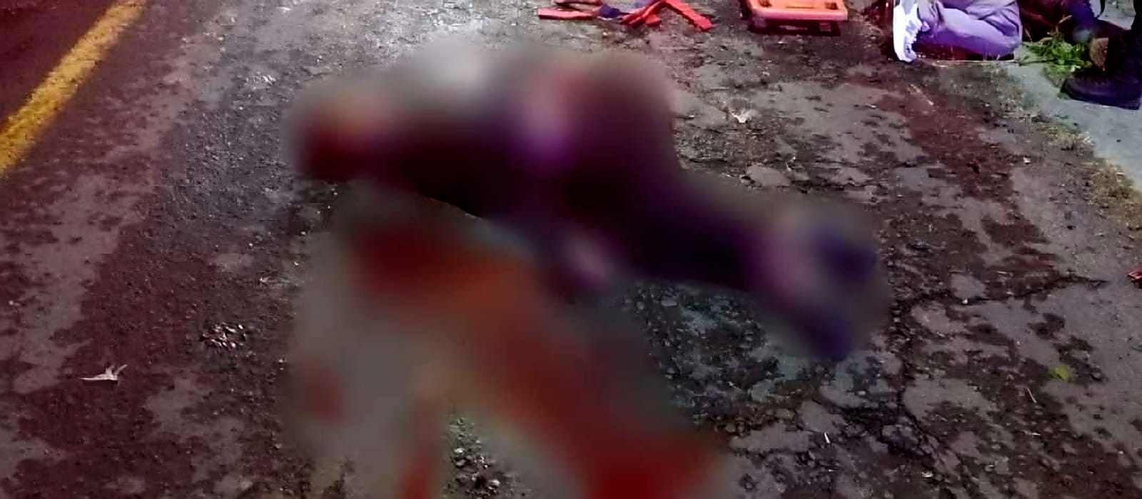 Menor pierde la vida en choque de motocicletas en Jungapeo; dos jóvenes resultan heridos 