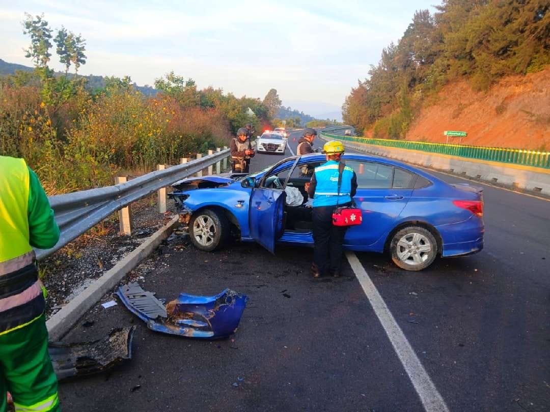 Auto choca contra banda metálica de contención en la autopista Siglo XXI