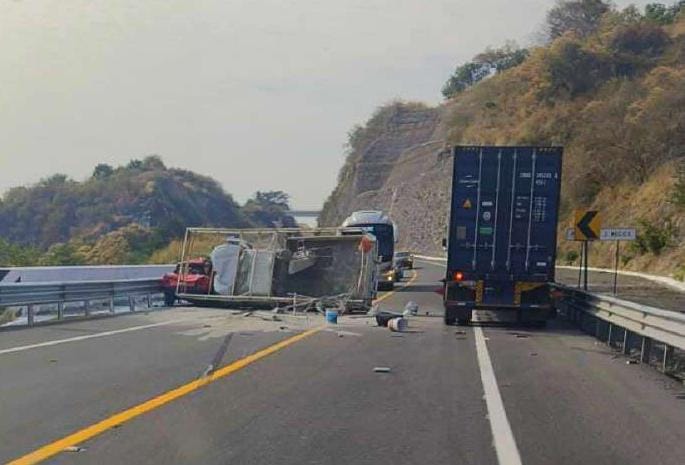 Fatal ch0que múltiple en la autopista siglo XXI; hay un mu3rto y un h3rido
