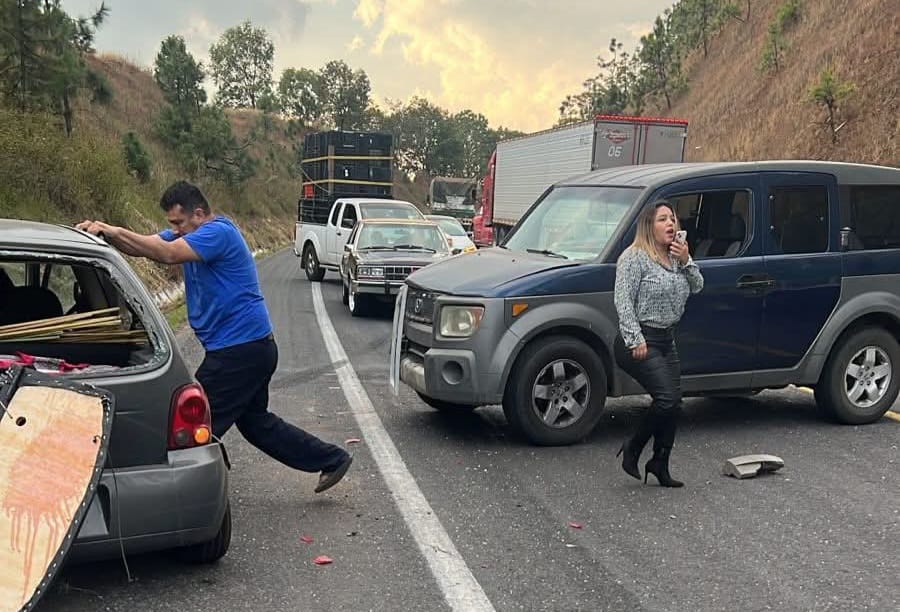 Aparatoso choque en la autopista Uruapan – Pátzcuaro; hay dos mujeres heridas 