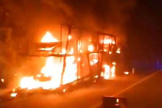 Inc3ndio consume remolque con 5 vehículos nuevos en la autopista Siglo XXI