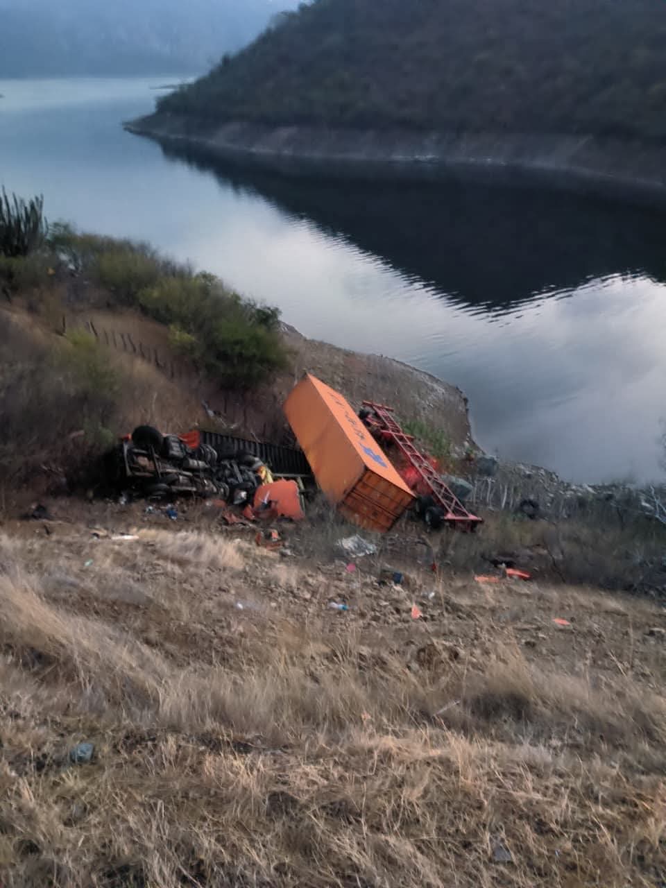 Tractocamión cae a barranco en la Siglo XXI; conductor pierde la vida