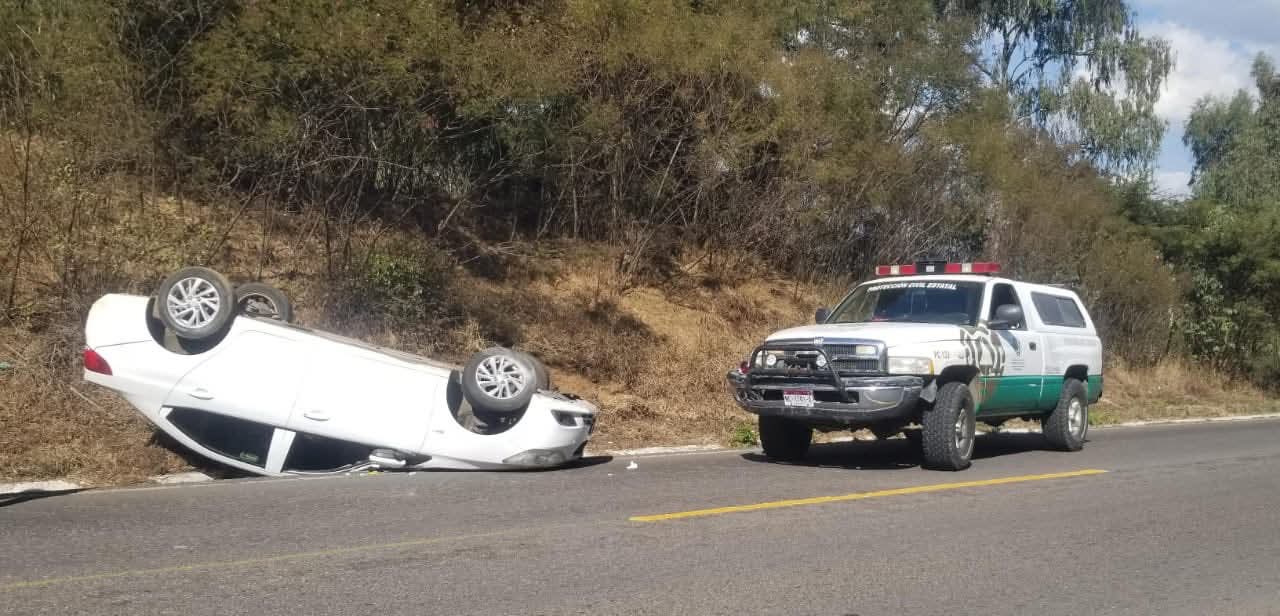 Se registra volc4dura automovilística en la libre Pátzcuaro-Uruapan