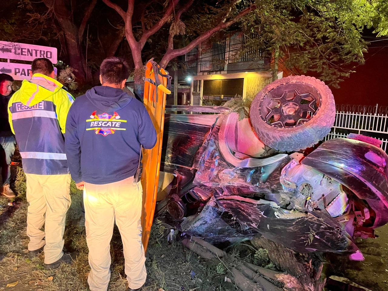 Camioneta vuelca sobre la Calzada Benito Juárez de Uruapan