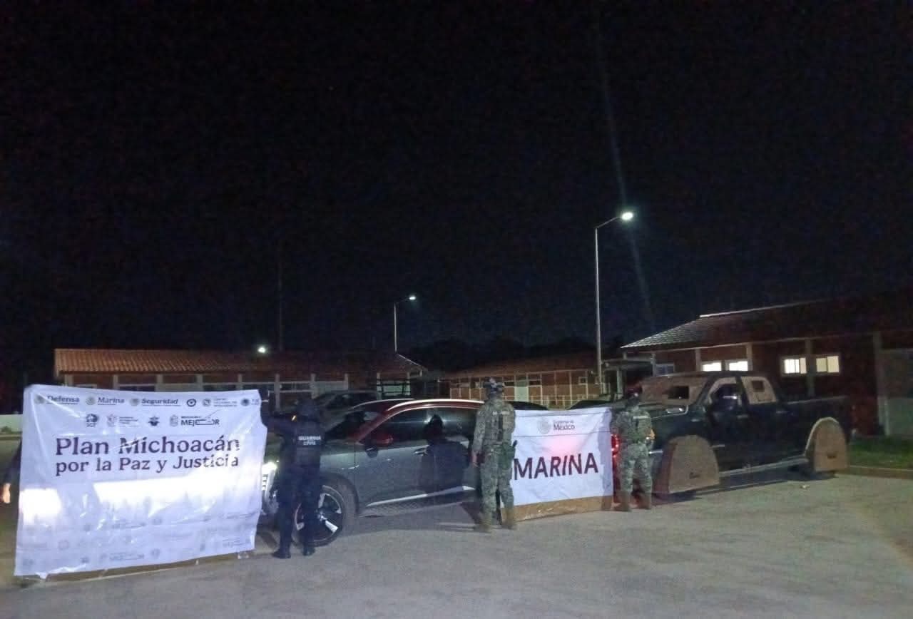 Marinos aseguran vehículo monstruo y droga, en Aquila