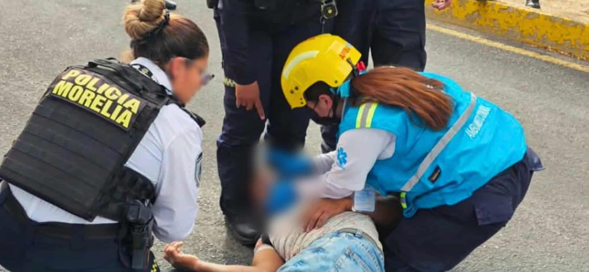 Sujeto se avienta de puente peatonal y queda malherido, en Calzada La Huerta