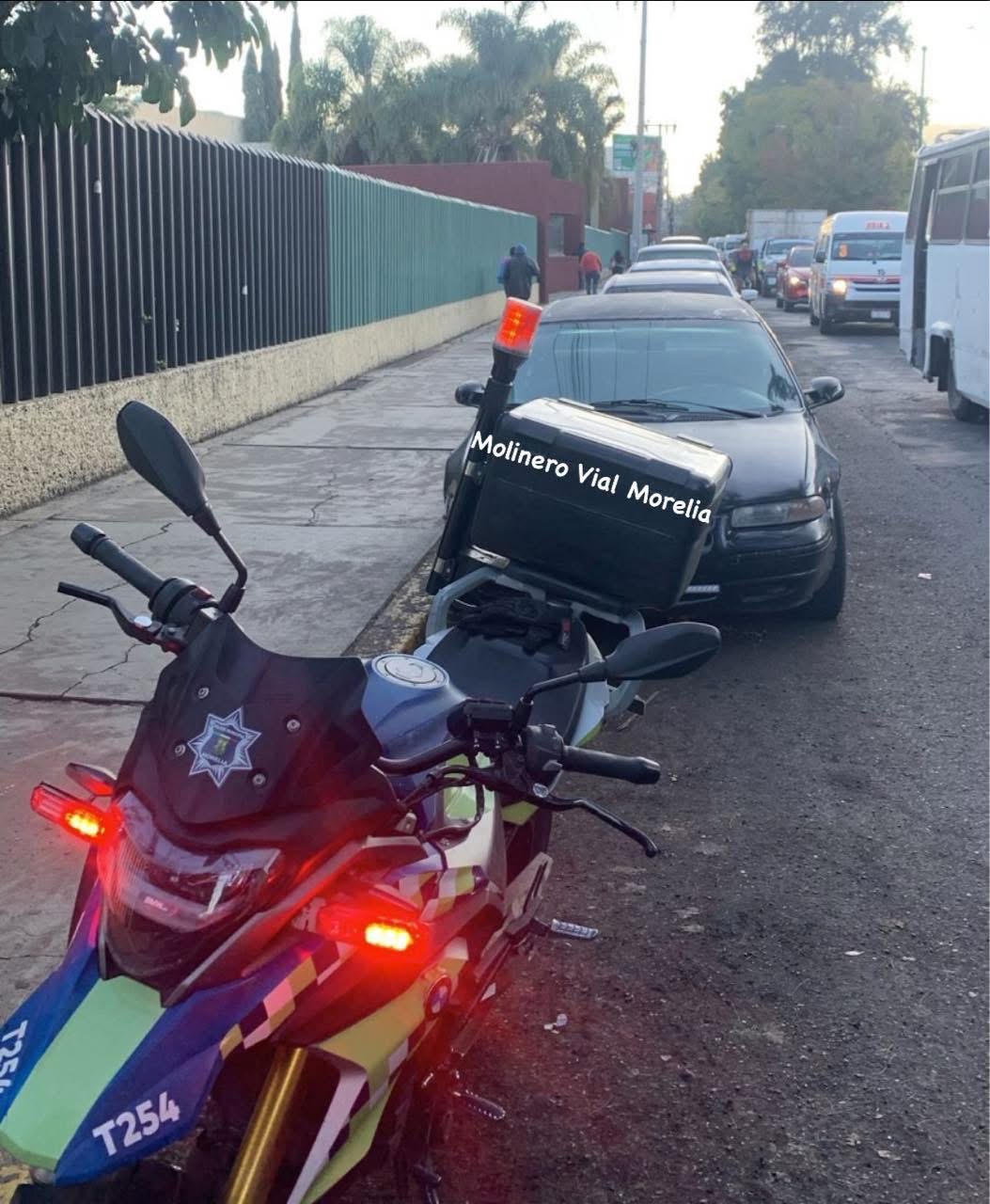 ⚠️ #Denuncia Atendida ⚠️ Libera Policía de Morelia de obstáculos la Avenida Camelinas junto al IMSS