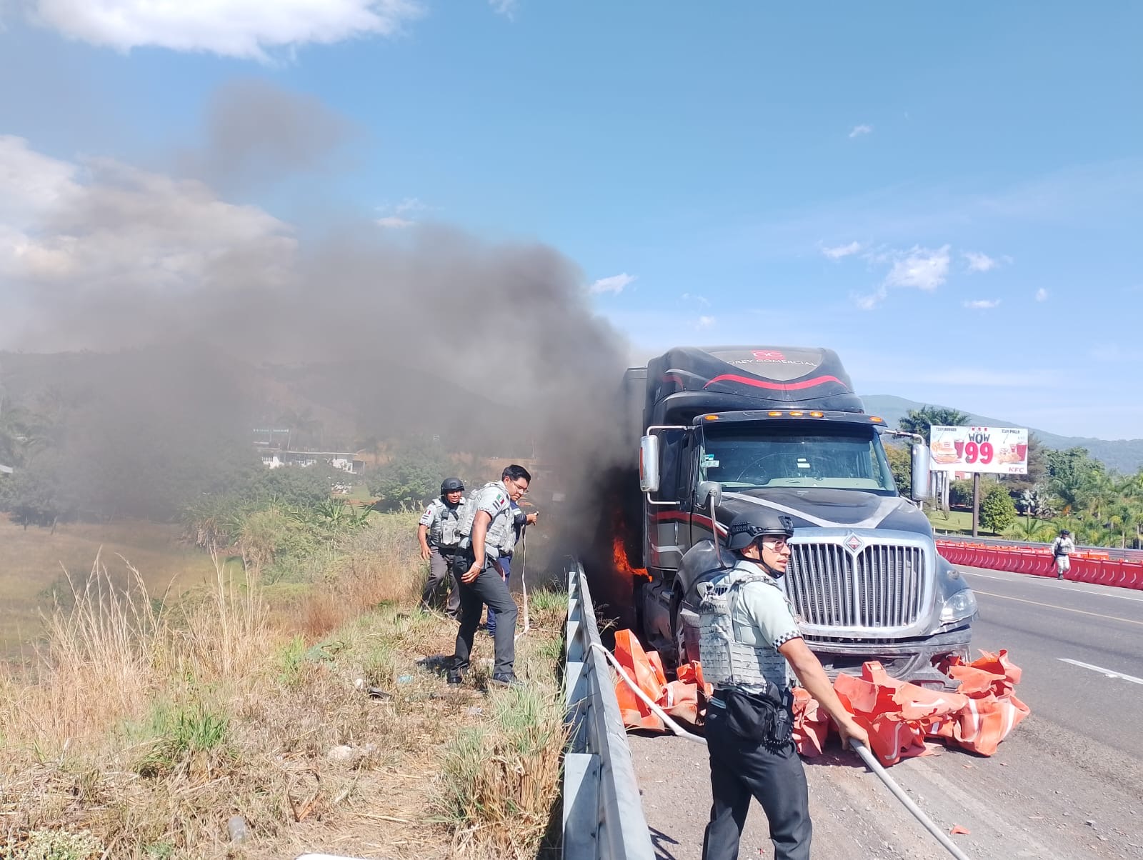 Controlan conato de incendio de tráiler sobre la autopista Siglo XXI