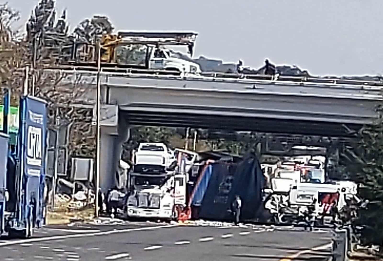 Tráiler se impacta contra tractocamión nodriza en la México-Guadalajara; hay un herido y daños materiales