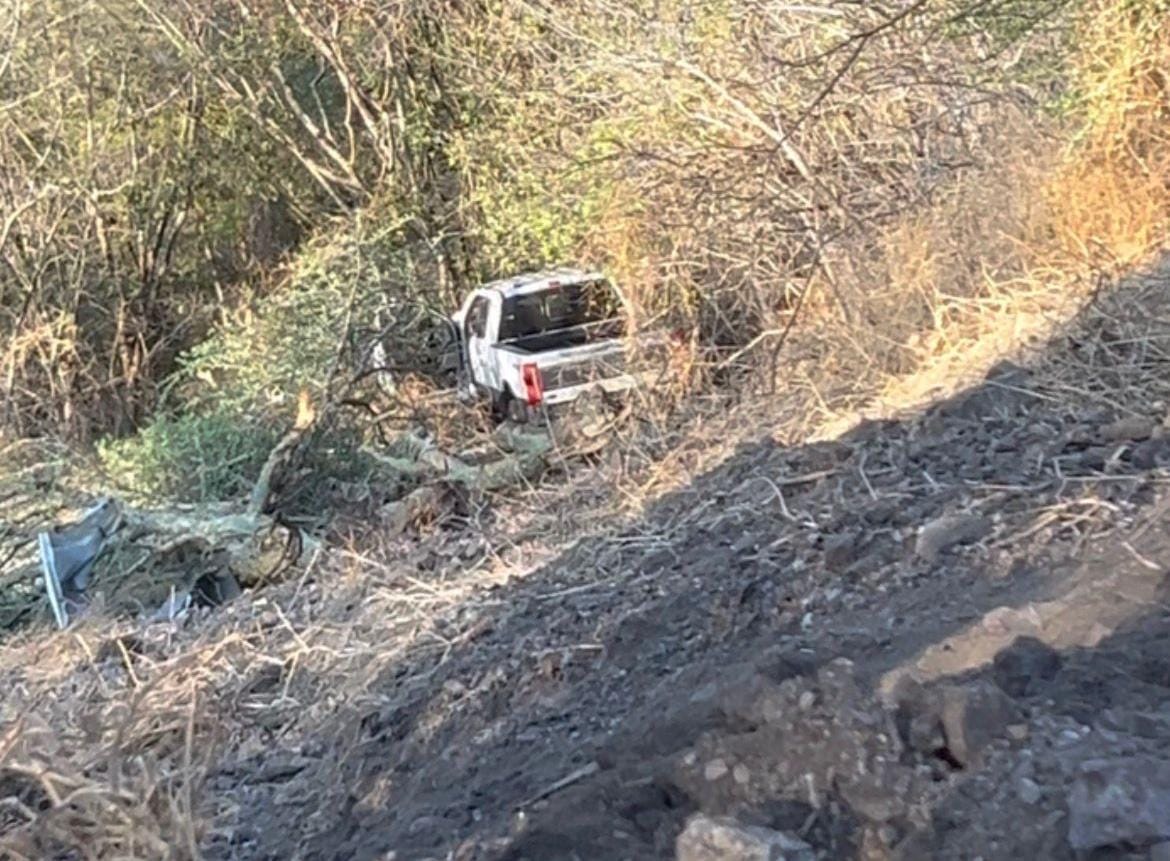 Vuelca camioneta en carretera Tiripetío-La Eréndira, es abandonada 