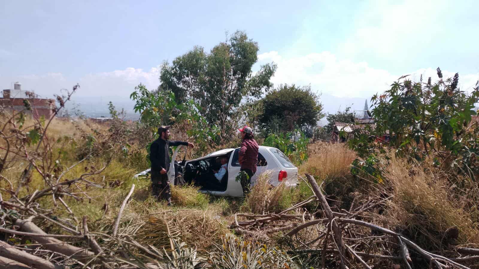 Auto vuelca en los límites de las colonias Ciudad Jardín y San Isidro Itzícuaro; adulto mayor queda herido 