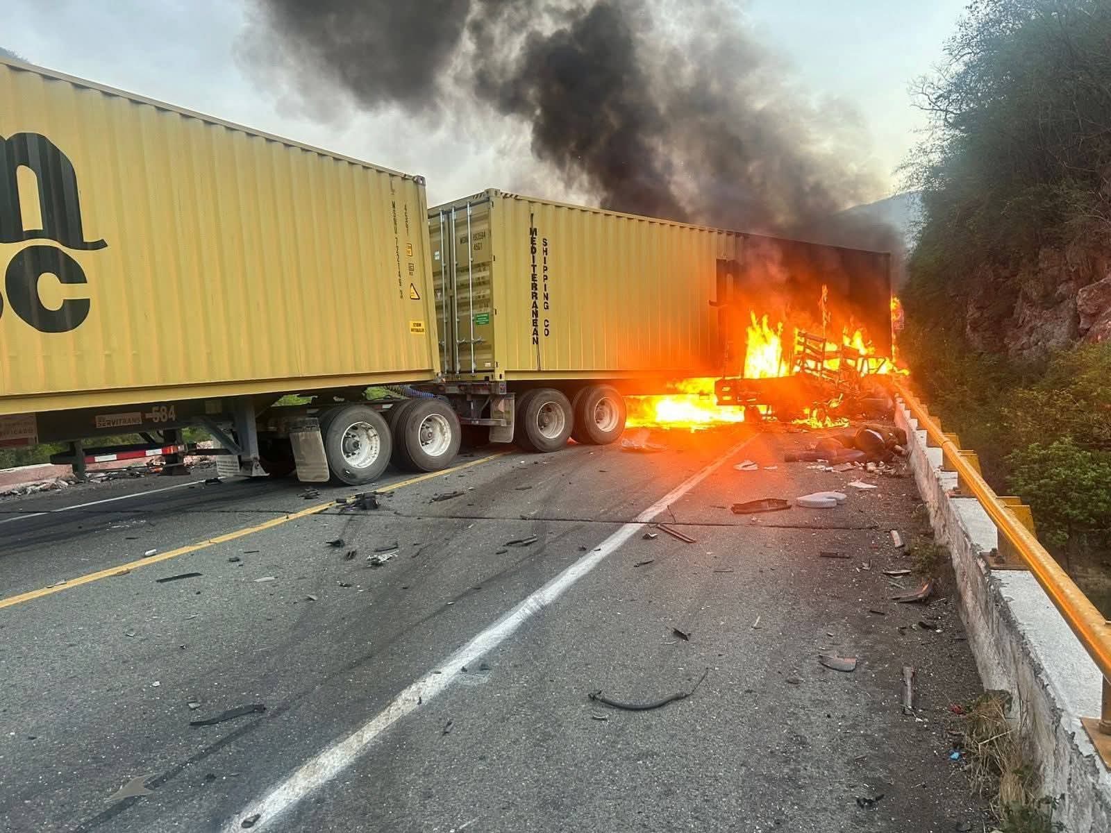 Dos muertos y un herido tras fatal choque, en la autopista Siglo XXI