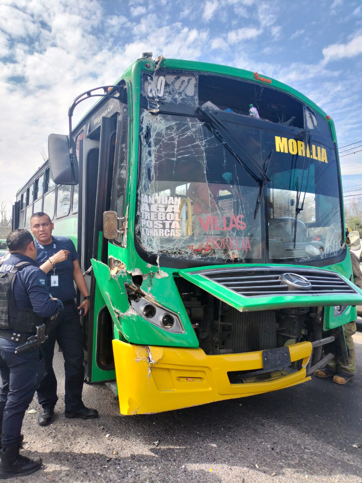 Choque entre camión Conurbados y vehículo de paquetería deja varios heridos en Tarímbaro 