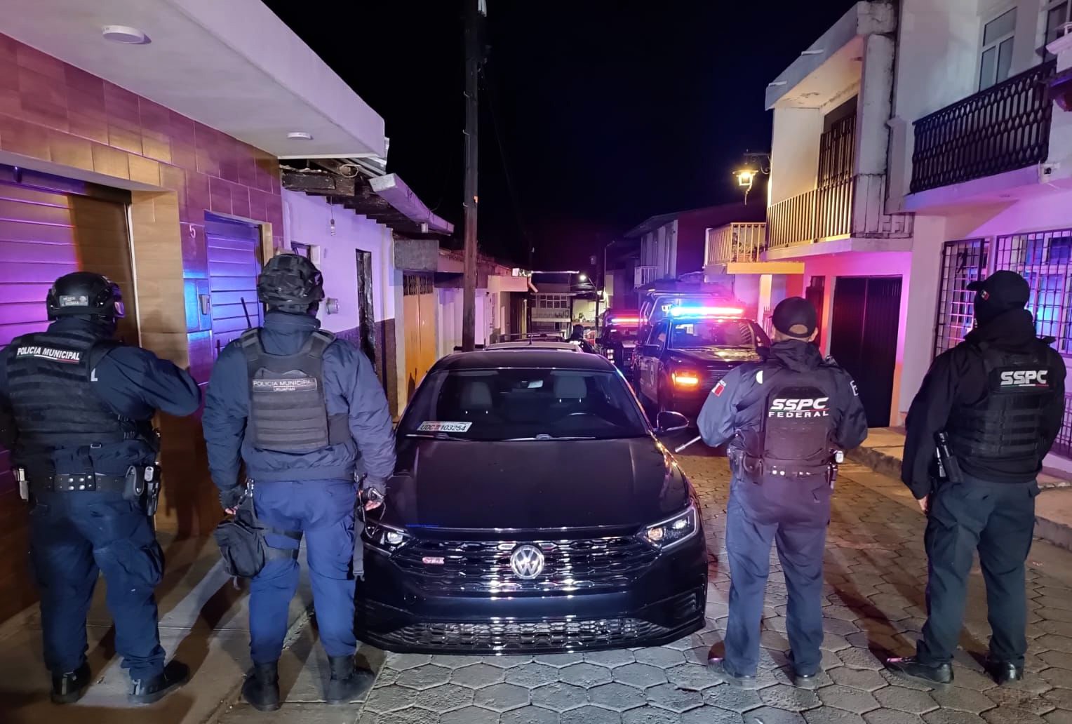 Aseguran auto robado en el Barrio de Santo Santiago