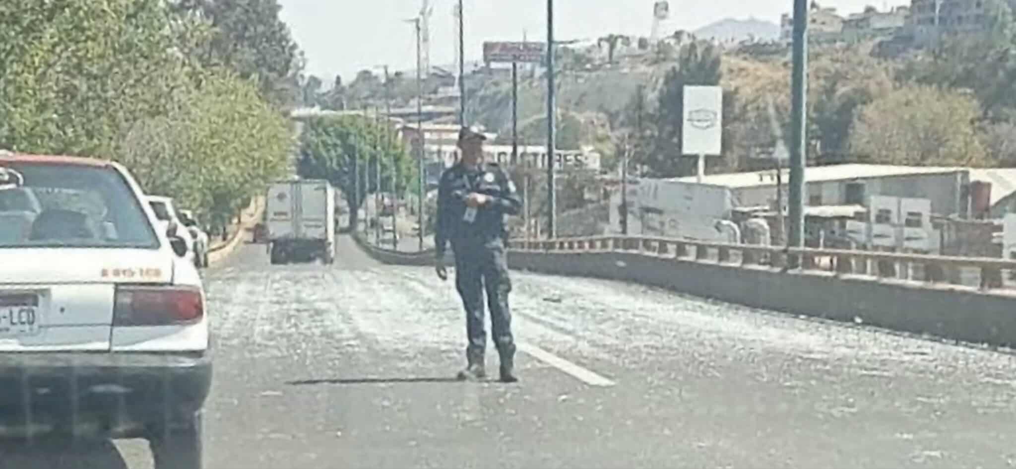 Placas de vidrio se hacen añicos tras caer de camioneta en el Libramiento Norte de Morelia 