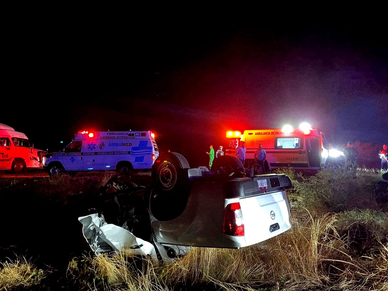Policía muere tras choque entre patrulla y camioneta, en la Siglo XXI 
