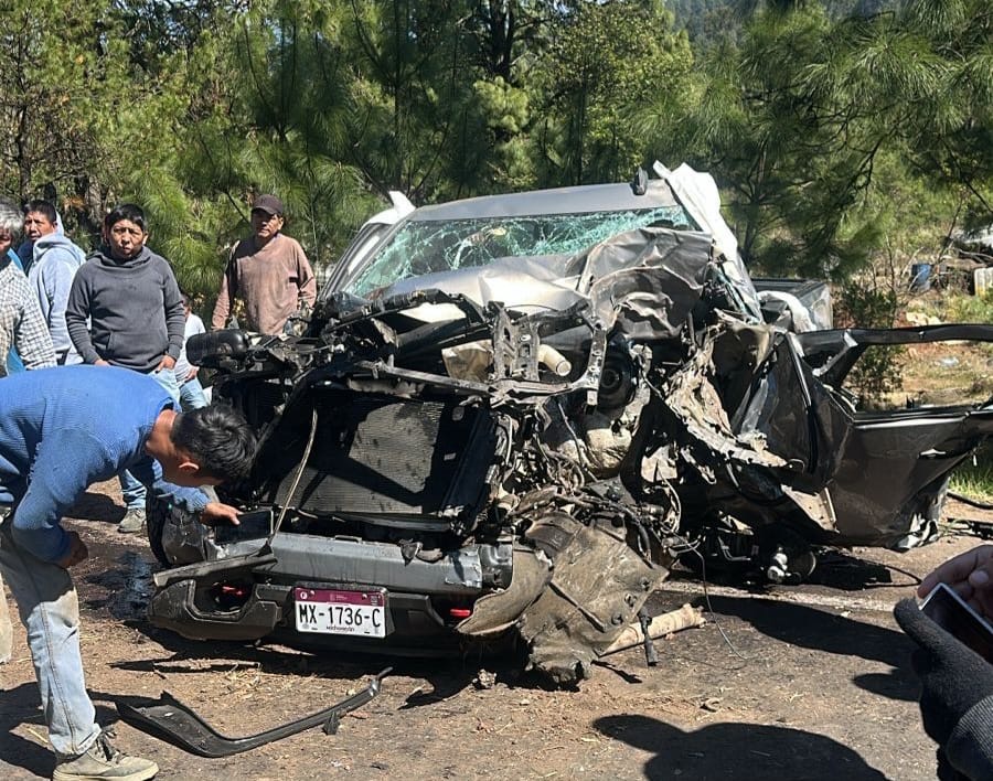 Choque entre camioneta y camión de carga deja a un joven gravemente herido en la Uruapan-Los Reyes