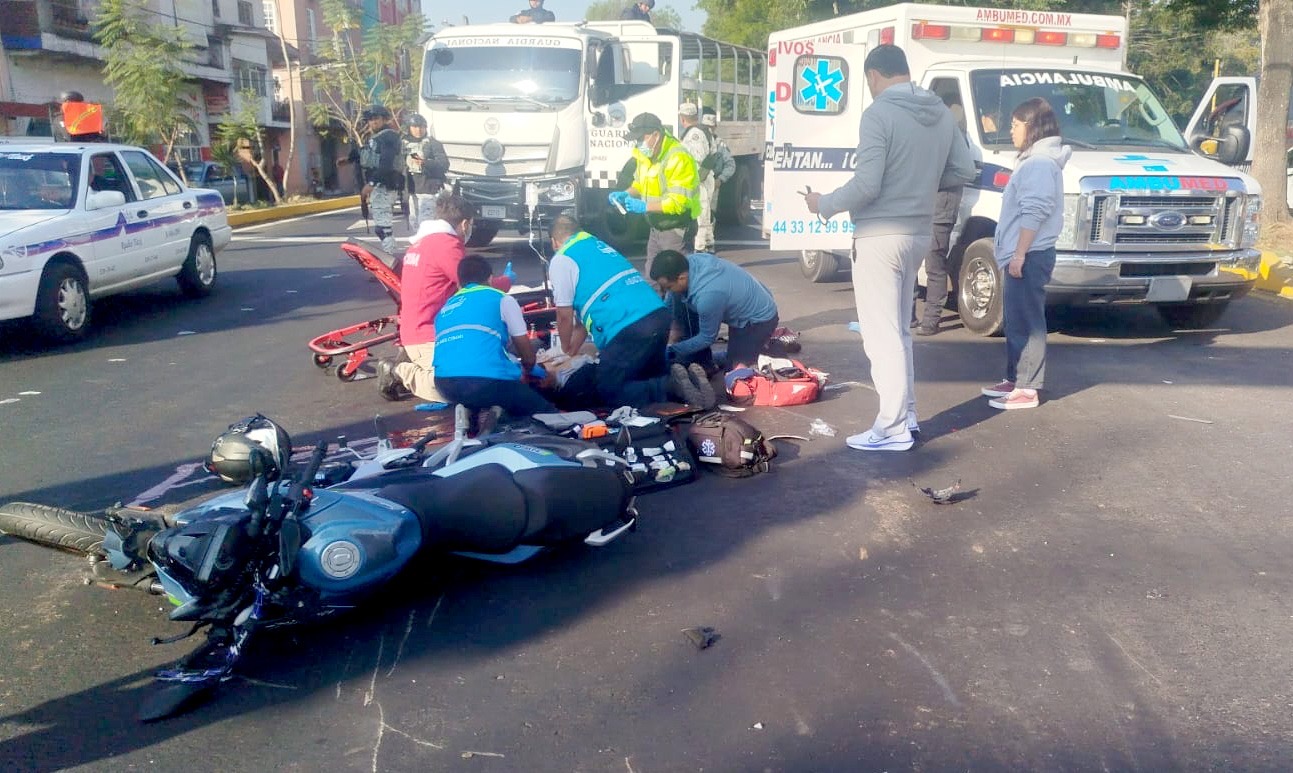 Motociclista muere tras ser embestido por una camioneta, frente a la Central Camionera de Uruapan 
