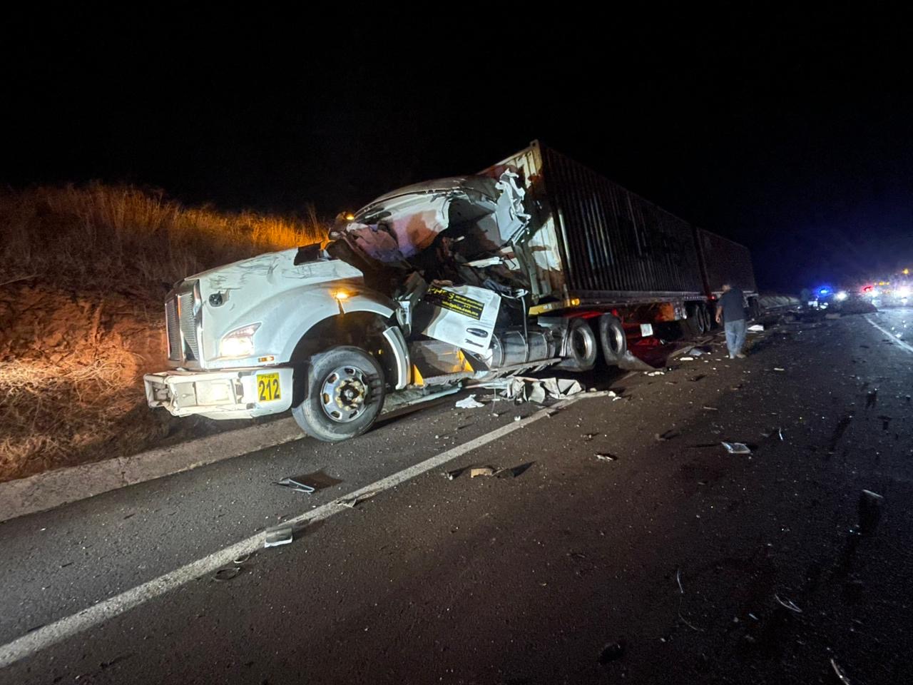 Dos muertos y un herido, tras choque entre camiones de carga, en la Siglo XXI