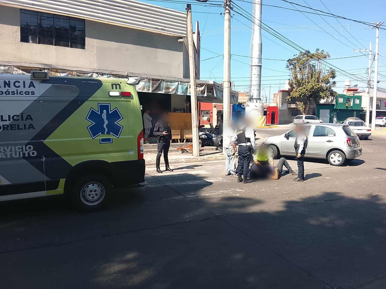 Paramédicos del ERUM auxilian a motociclista accidentado en la colonia Morelos, Morelia 