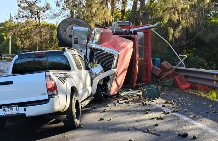 Aparatoso choque volcadura, en la carretera Uruapan – Los Reyes