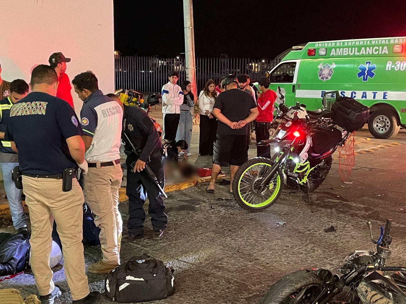 Motociclista muer3 tras choqu3 contra un vehículo en Uruapan; hay una lesionad4 