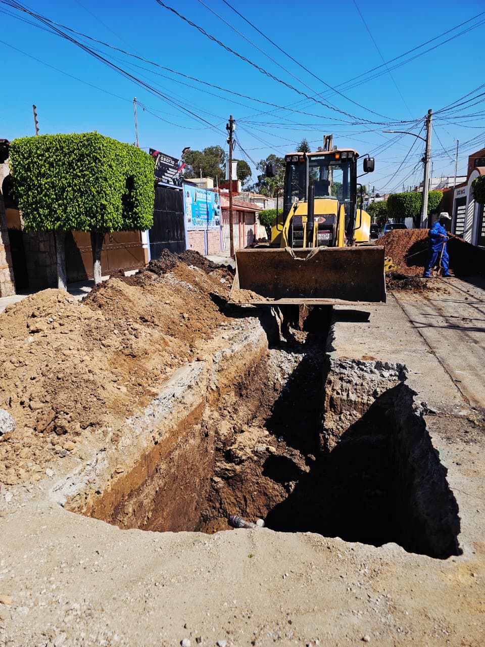Adolfo Torres supervisa trabajos de reparación de drenaje en la colonia Nueva Chapultepec
