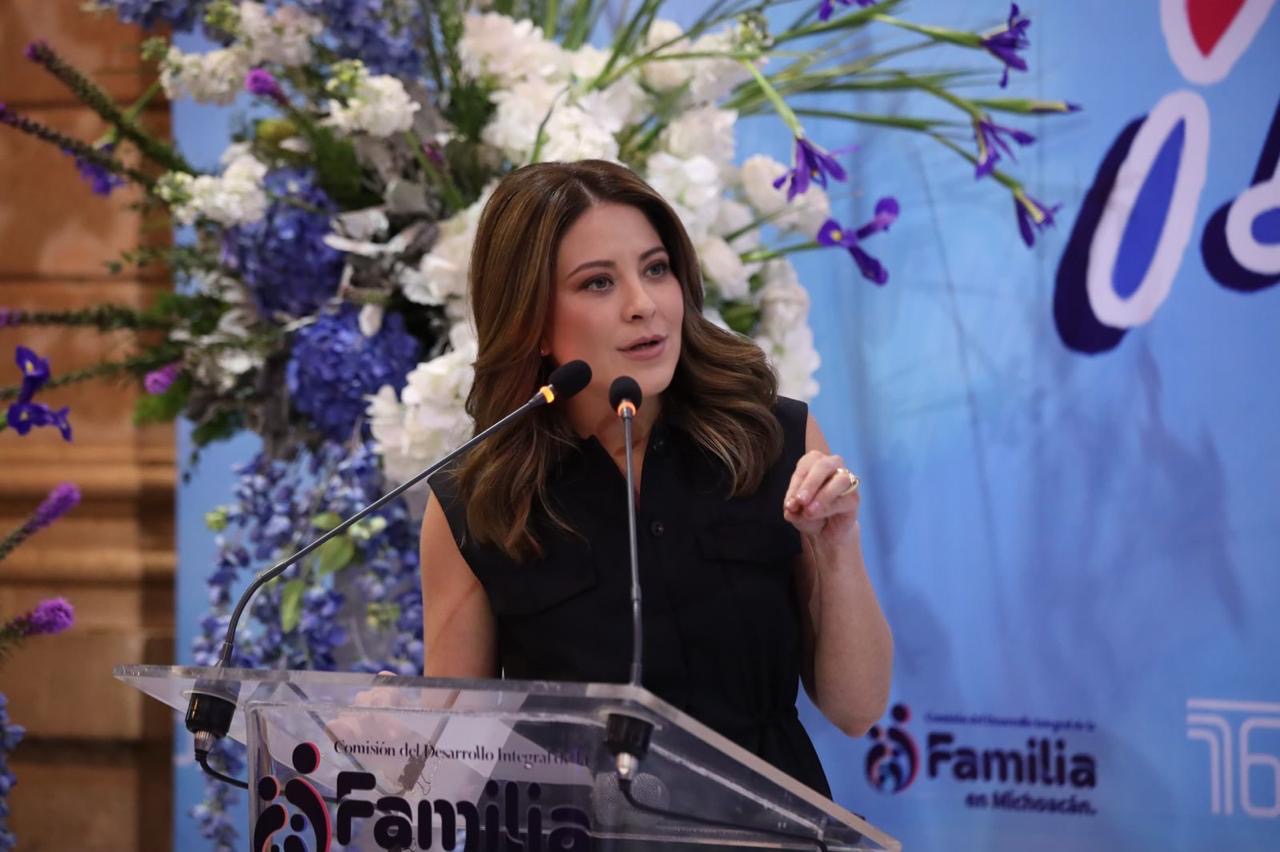 Recibe Paola Delgadillo Hernández, presidenta de DIF Morelia, reconocimiento del Congreso del Estado