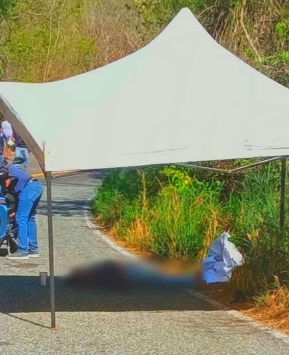 Pareja de motociclistas derrapa en Aquila; hay un muert0 y una lesionad4