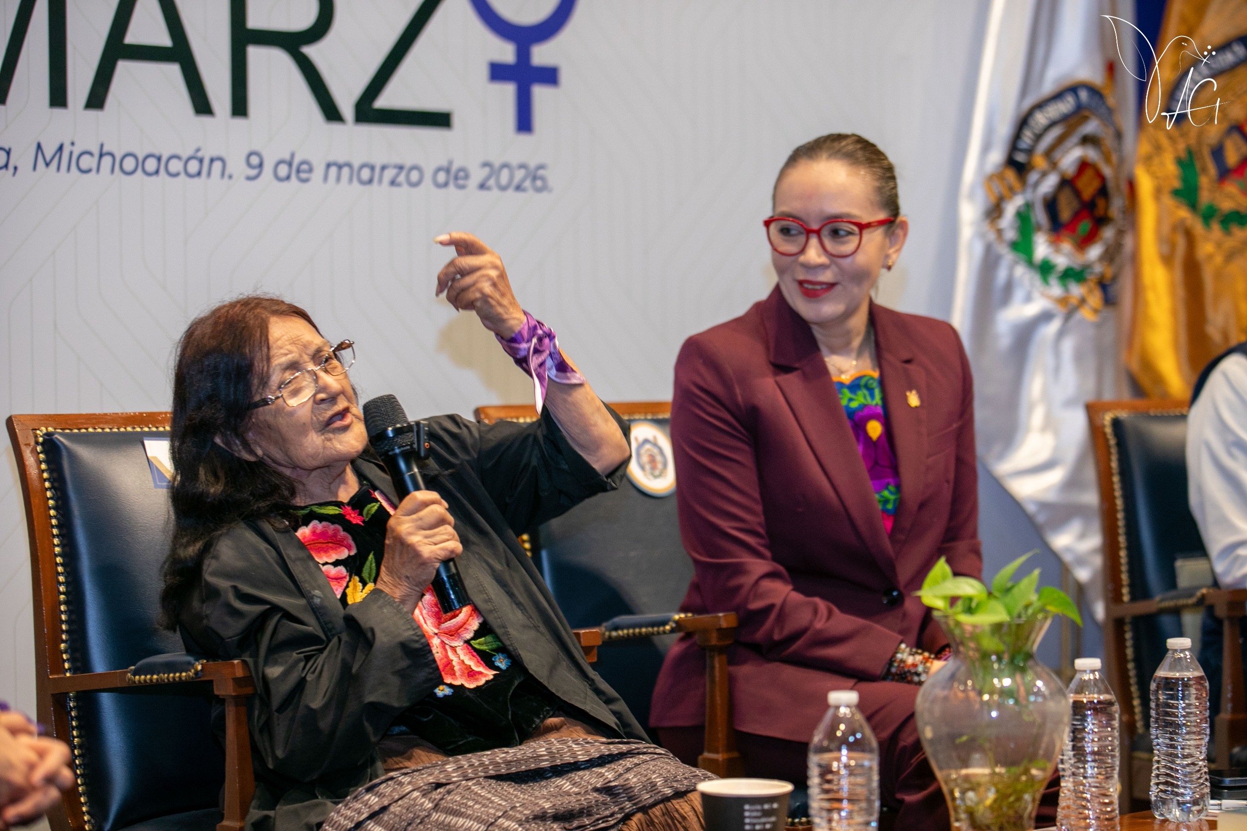 Necesario visibilizar el papel de las mujeres en la historia, señala la profesora Lupita Estrada ante estudiantes