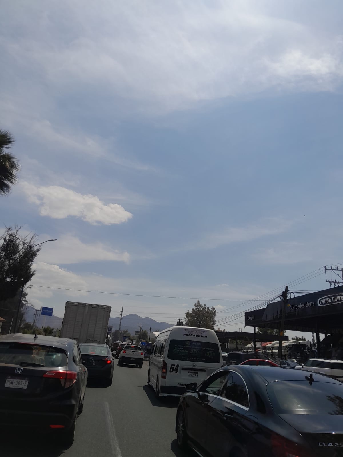 Bloqueo de normalistas perjudica el tránsito en la zona del Distribuidor Vial Salida a Pátzcuaro 