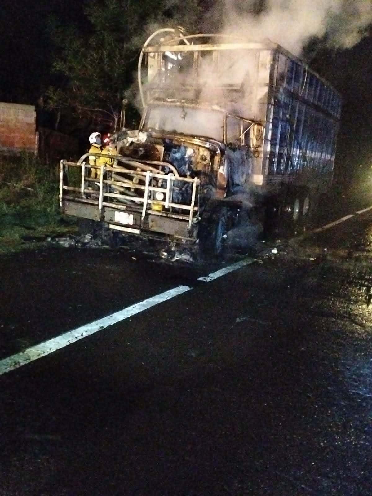 Sujetos incendian camión torton en la Pátzcuaro-Opopeo