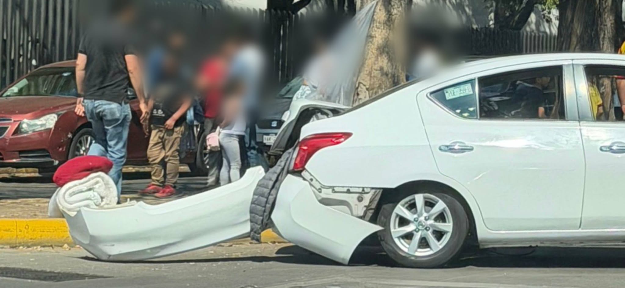 Se registra choque entre dos vehículos frente al Hospital IMSS Camelinas, al sur de Morelia 