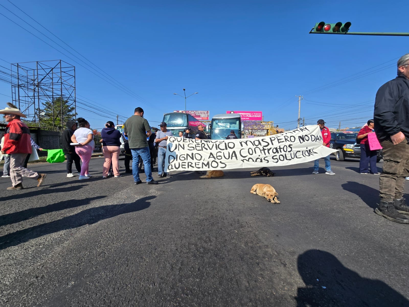 Vecinos de La Esperanza y Ciudad Jardín bloquean avenida Madero Poniente por irregular suministro de agua